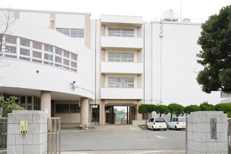 　横浜市立六浦中学校（中学校）／693m　